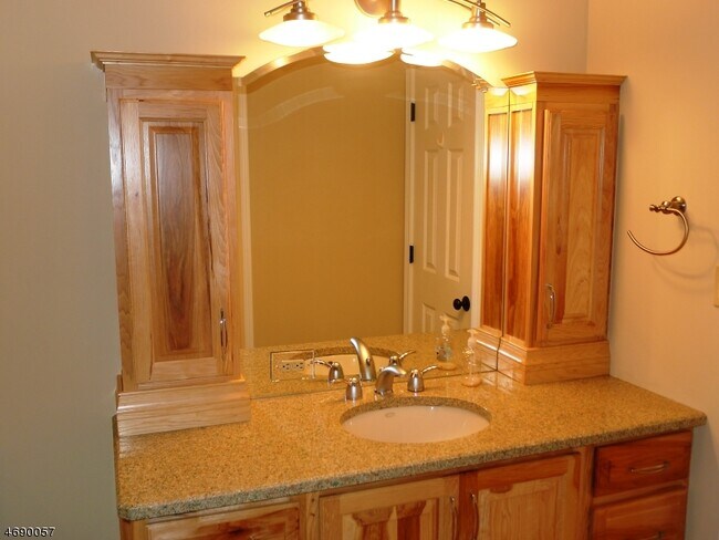 Building Photo - 9 Wood Duck Pond Rd