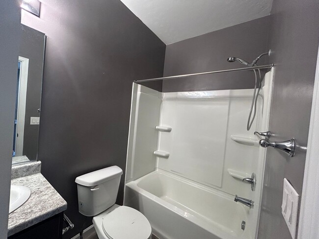 Building Photo - 3 Bedroom 2 Bathroom Townhouse in Payson, Utah!