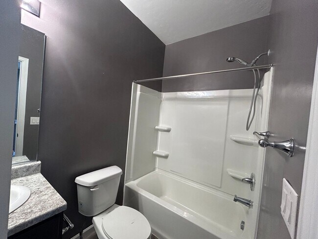 Building Photo - 3 Bedroom 2.5 Bathroom Townhouse in Payson, Utah!