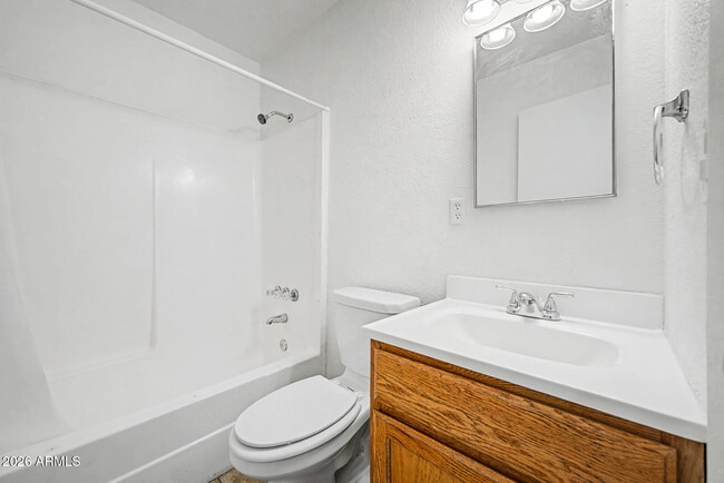 Building Photo - 1319 W Tulip Pl