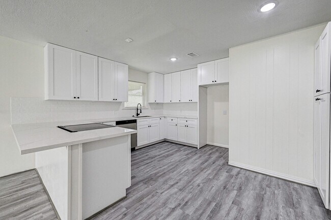 Building Photo - 6027 Ledbetter St