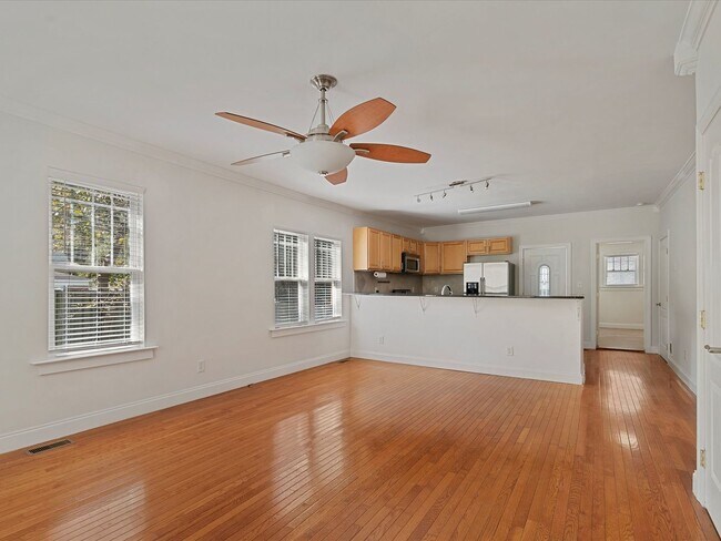 Building Photo - 3 Bedroom/2 bath house close to Optimist H...