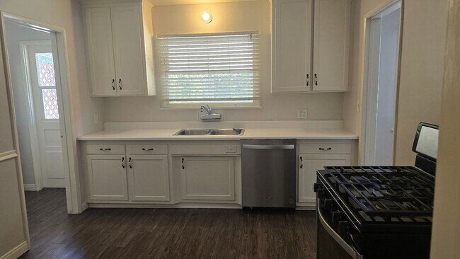 Building Photo - Single Story Home with Large Yard availabl...