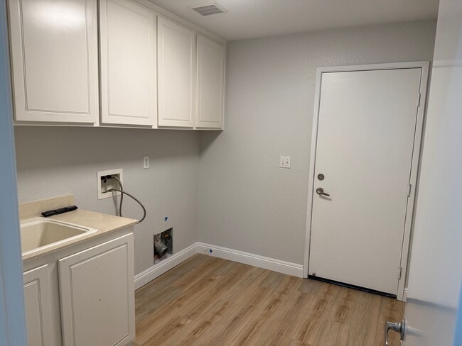 Building Photo - Close to Camp Pendelton Spacious 6-bedroom...