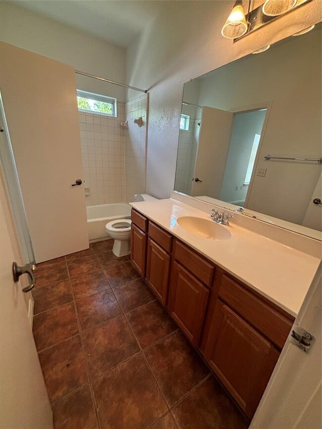 Building Photo - 1703 Deloney St