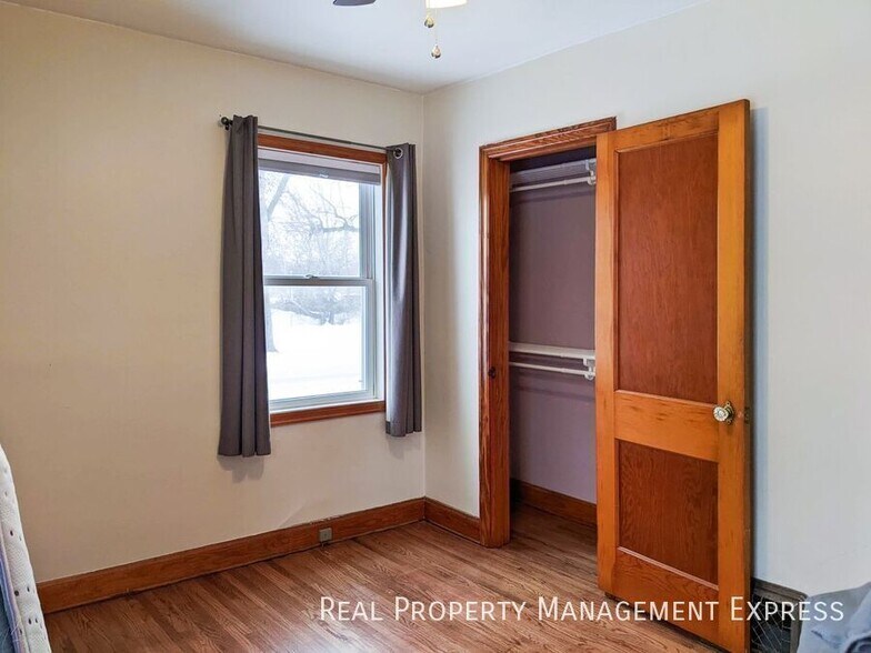 Building Photo - 3 Bed House w/ Fenced-In Yard