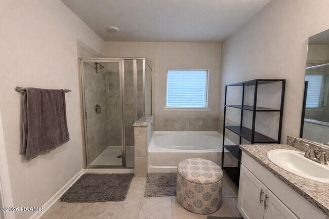 Building Photo - 400 Eastwood Dr