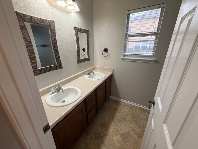 Building Photo - "Beautiful 4-Bed, 2-Bath Home in Emerald Valley – Lease for $1,725 (15 Months)