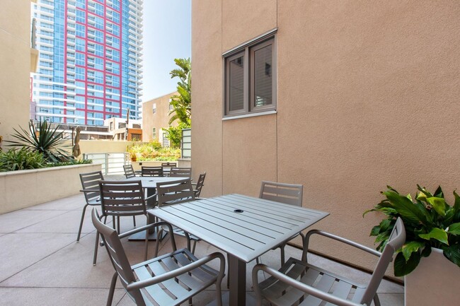 Building Photo - ***STUNNING 1 BED 1 BATH***CENTRAL A/C***W...