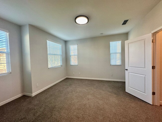 Building Photo - ONLY 3 YEARS NEW, 3 BED, 2.5 BATHS, 2 STOR...