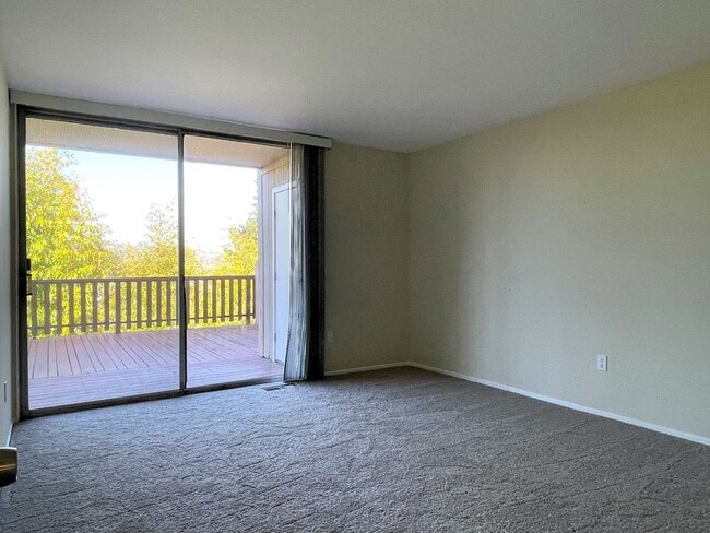 Building Photo - Beautiful 3 bedroom, 2 bathroom home in du...