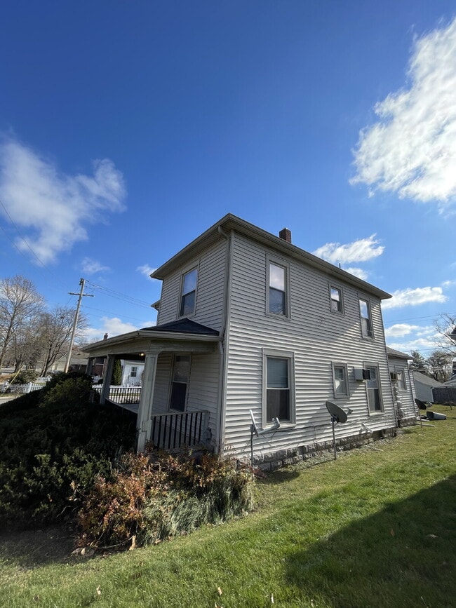 Building Photo - 703 W North St