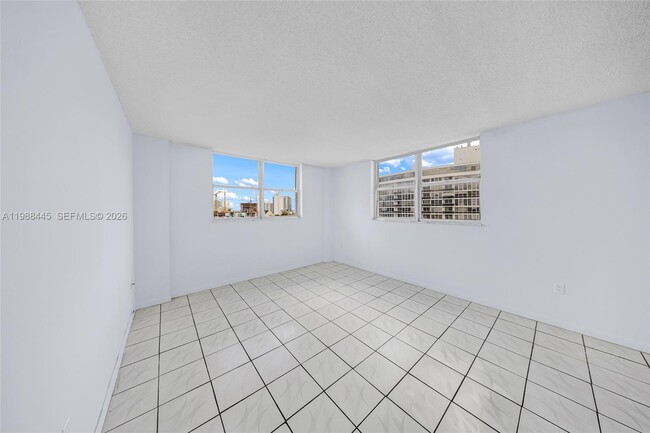 Building Photo - 6900 Bay Dr