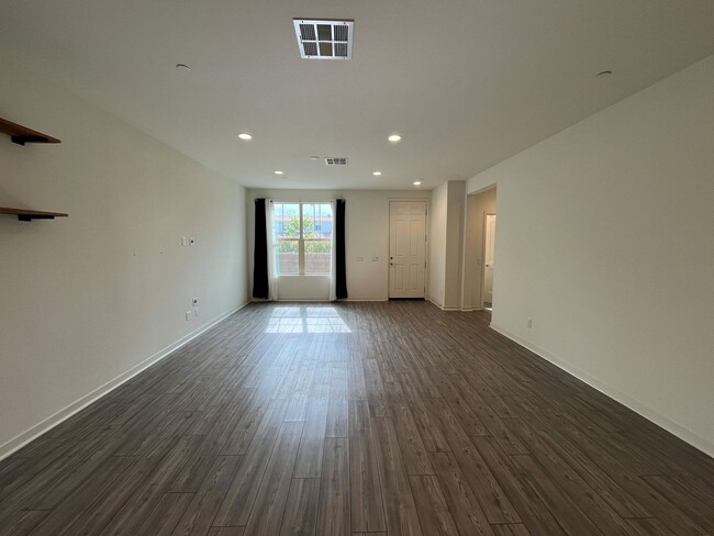 Building Photo - Gated 3+2.5 w/loft, walk-in pantry + dual ...