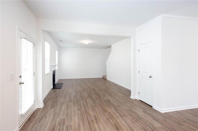 Building Photo - 590 River Run Dr