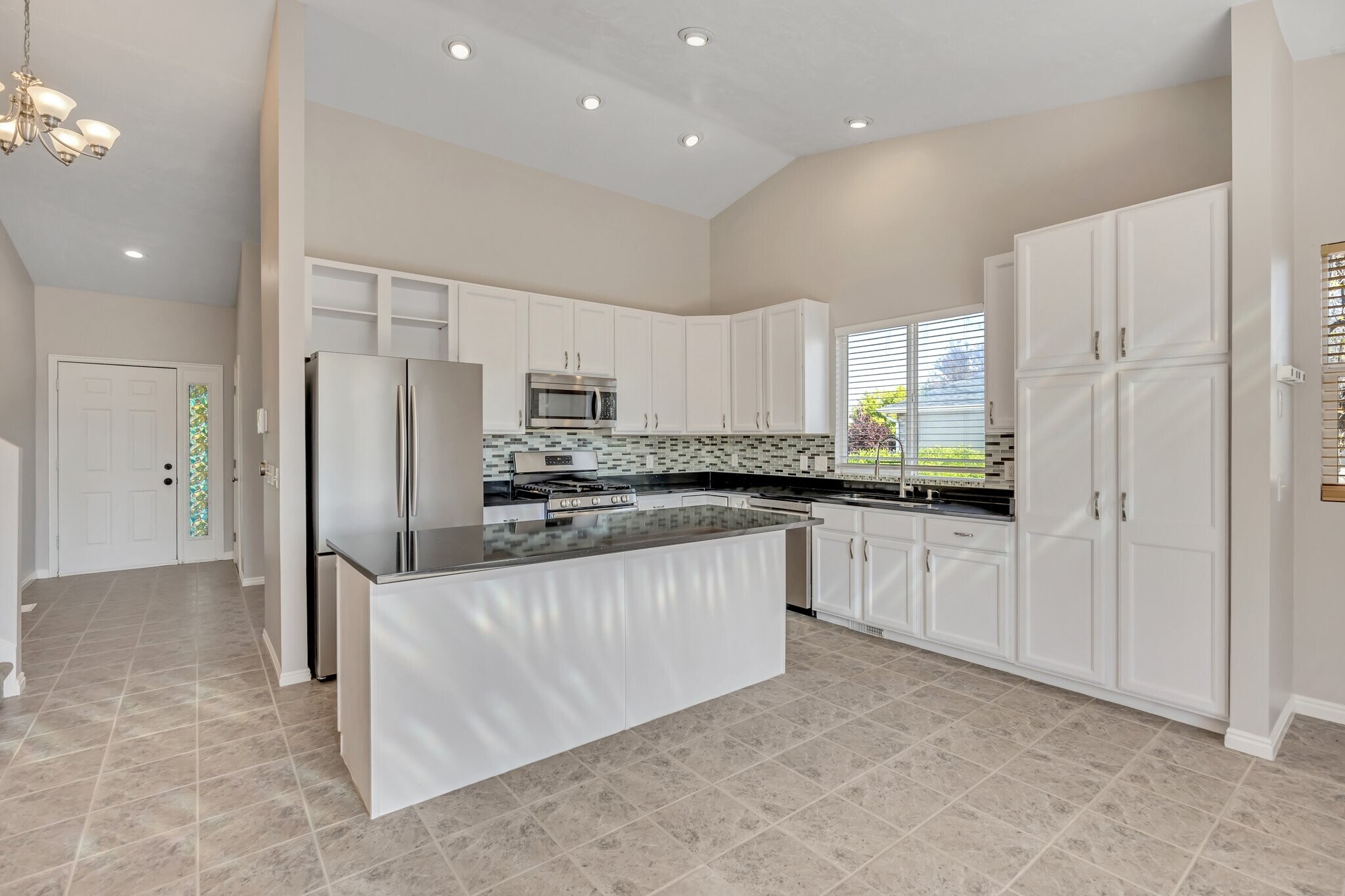 Building Photo - 8847 Mountain Vista Dr