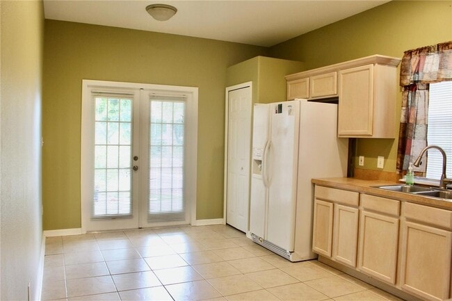 Building Photo - 810 Hillside Dr