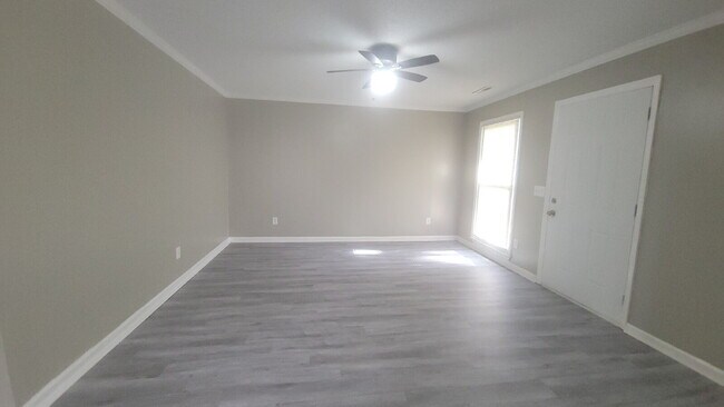 Building Photo - 1 month free Section 8 accepted Spacious 2-Bed, 2-Bath Sanctuary in Huntsville – Your Ideal Retre...