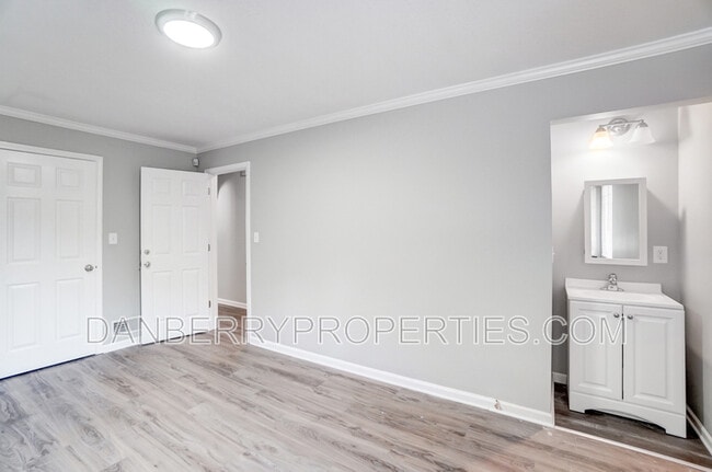 Building Photo - 1133 N Byrne Rd