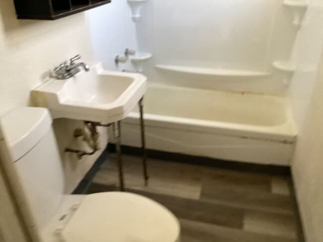 Building Photo - 5 bedroom single family home