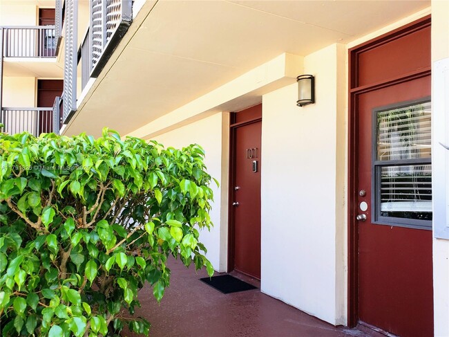 Building Photo - 3101 N Country Club Dr