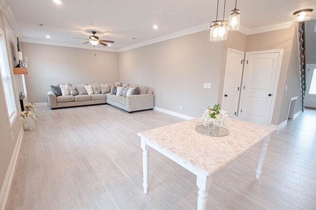 Building Photo - Pet Friendly Four Bedroom!