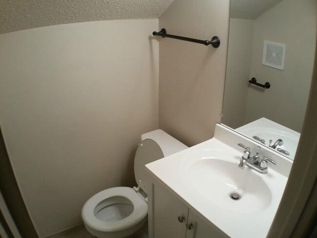 Building Photo - 7204 Creekside Dr