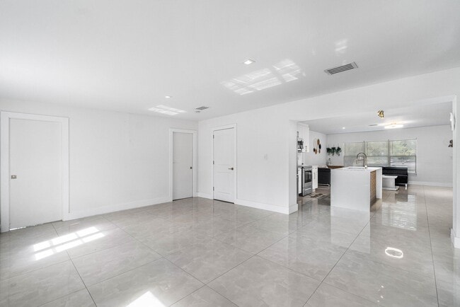 Building Photo - 403 S 13th Ct