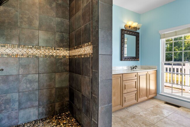 Building Photo - Greenback 37742 - 4 bedroom, 4.5 bath home...