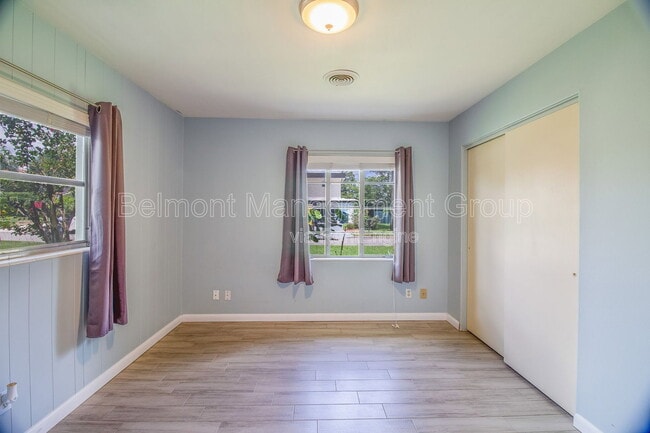 Building Photo - 1868 Lake Spier Dr