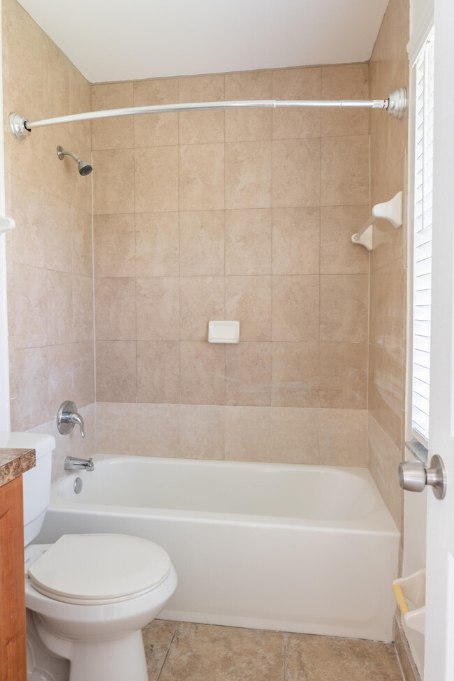 Building Photo - 1253 White Pine Dr