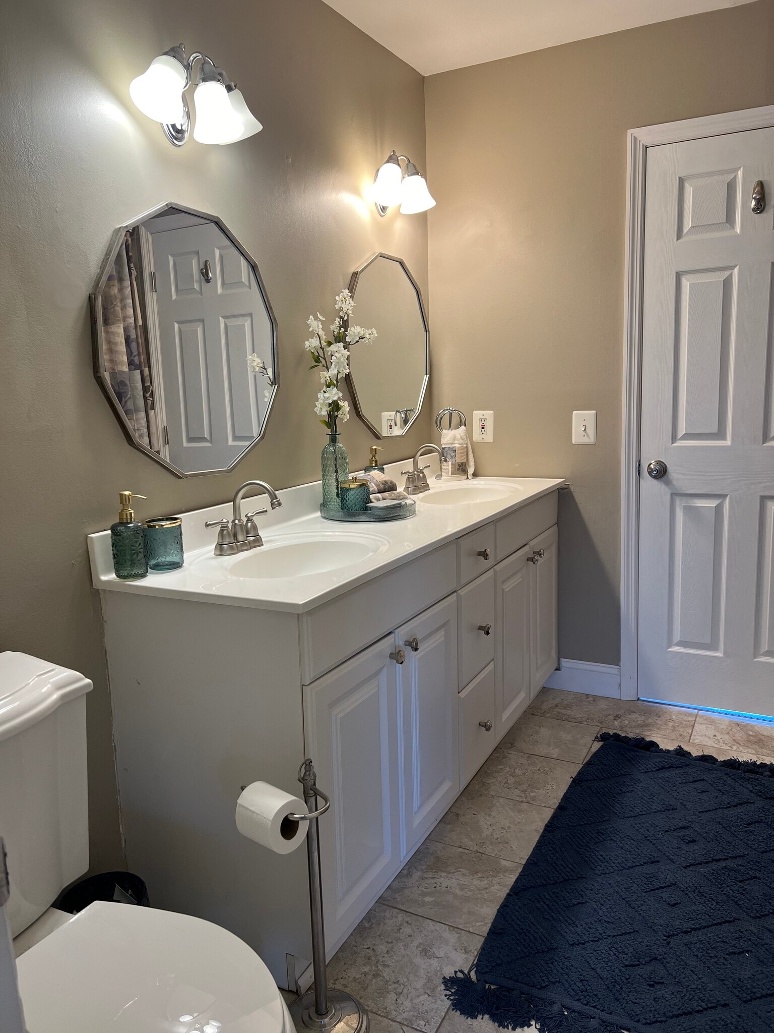 Building Photo - 64 Holly Dr