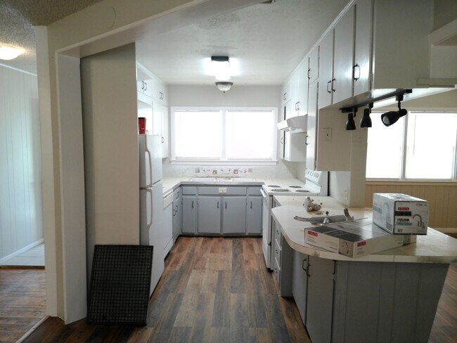 Building Photo - August move in