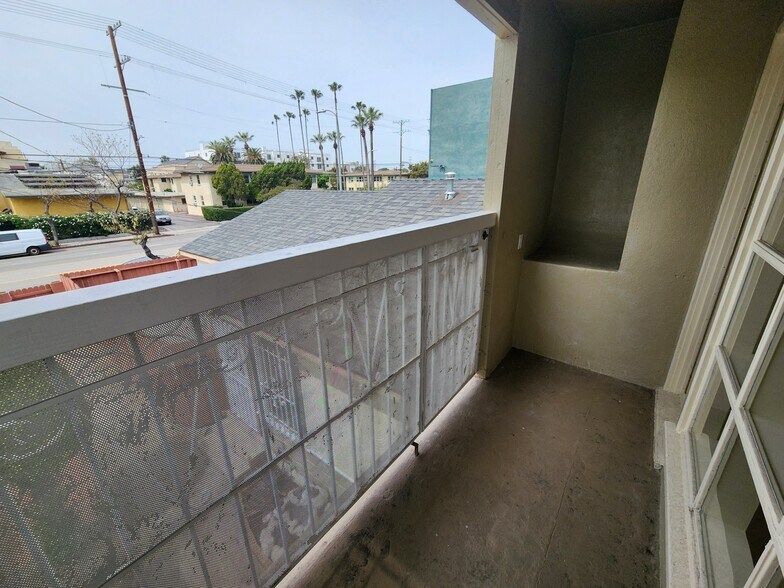 Building Photo - 5264 Cahuenga Blvd