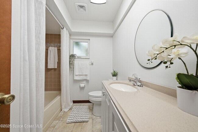 Building Photo - 2108 Rosewood Dr