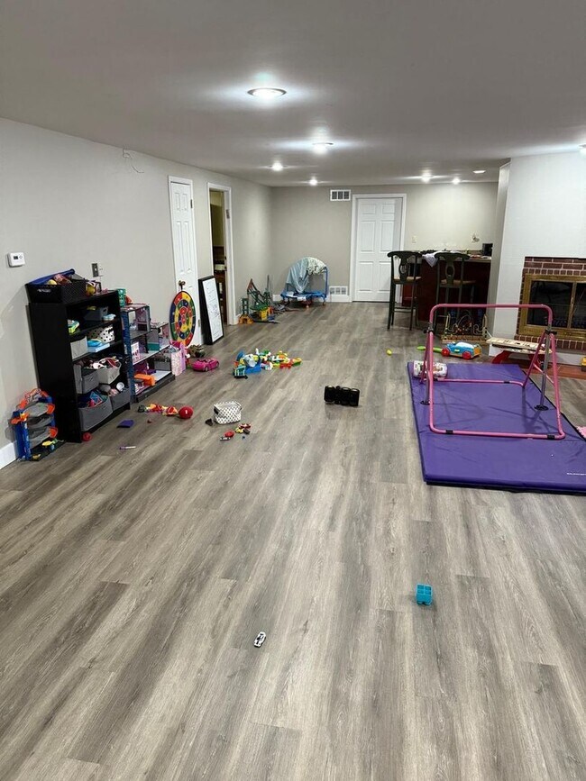 Building Photo - Spacious 5BR House in Denver