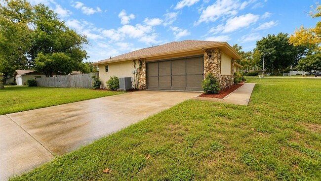 Building Photo - 35025 Raintree Dr