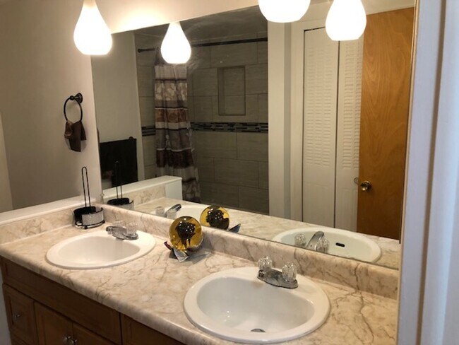 Building Photo - Well maintained  2 Bedroom Condo Great Amenities and Beautiful Surroundings