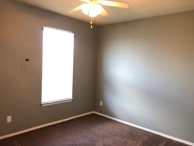 Building Photo - $200 off your move in by May 15th! Located in Edgewood Manor and in Mustang School District!, Nea...