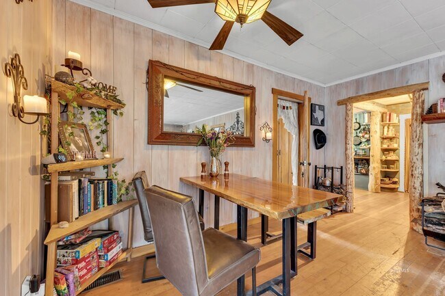 Building Photo - 3 bd 2 ba country cabin close to town