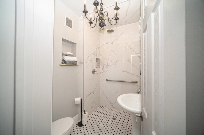 Building Photo - 309 King William St