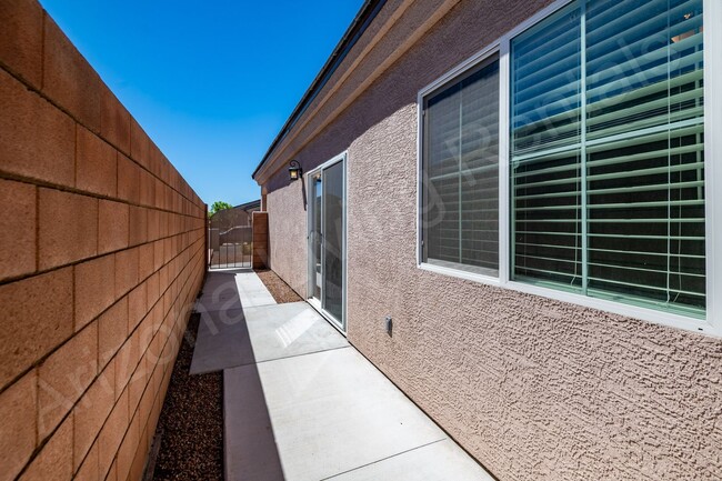 Building Photo - DON'T MISS THIS THREE BEDROOM TOWNHOUSE IN A PRIME LOCATION