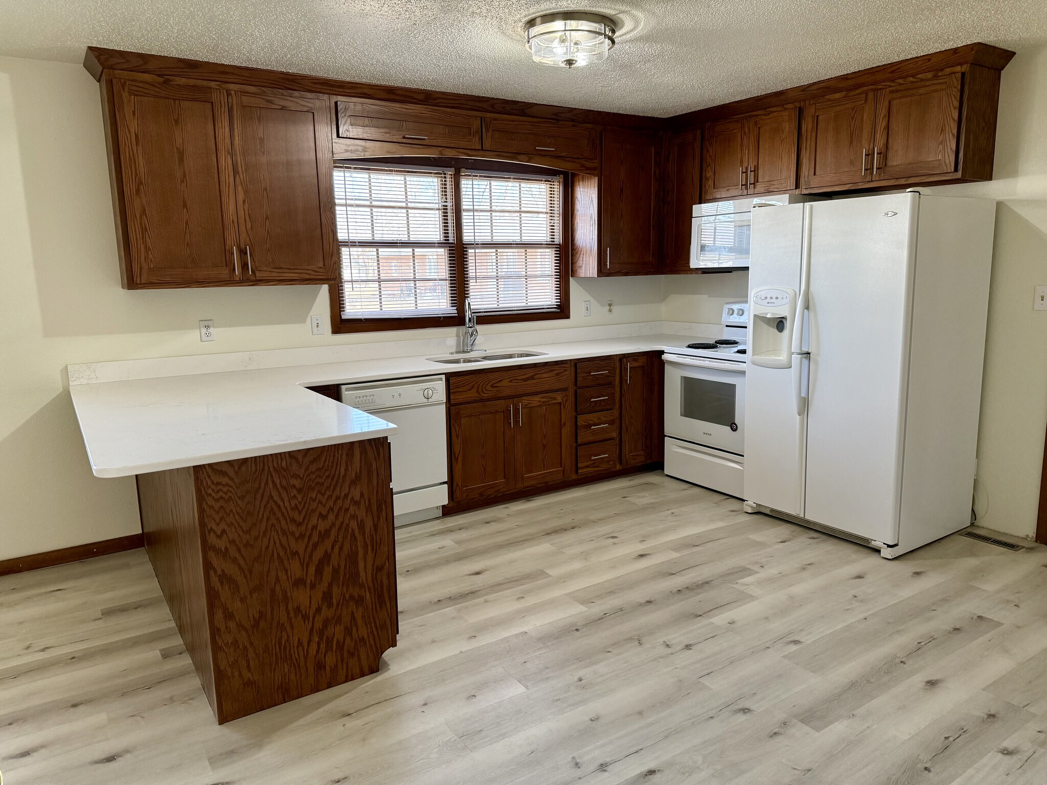 Building Photo - 111 W Golf Ave