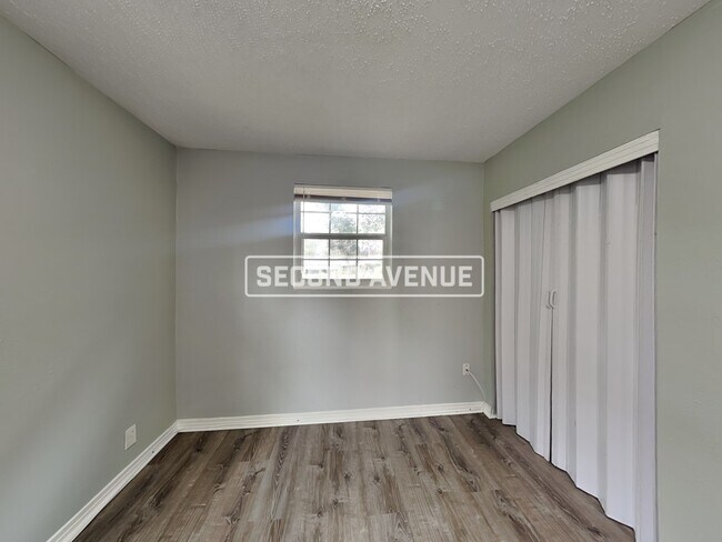 Building Photo - 7333 Roslyn RD