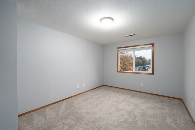 Building Photo - 3 bedroom townhouse with Garage!! Wont last! Call Now!!