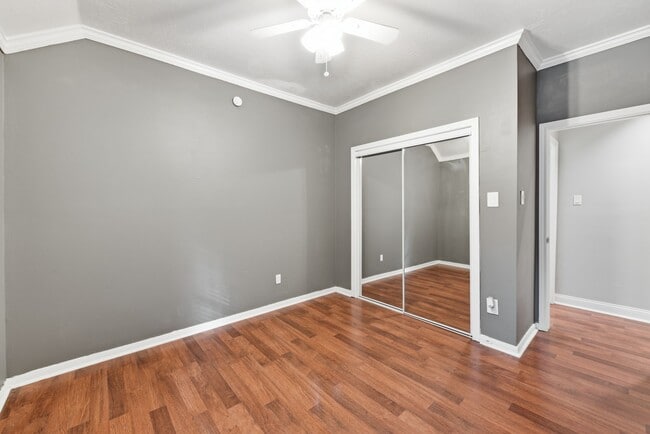 Building Photo - 1813 Oakwood Dr E