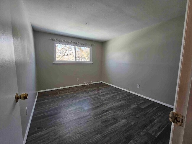 Building Photo - 610 1/2 Sunflower Dr
