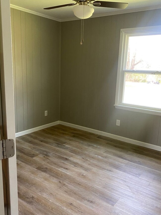 Building Photo - 3 Bed 1.5 Bath Cozy Country Home! - Muscle...