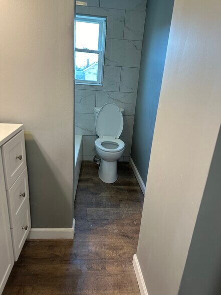 Building Photo - 629 Sheldon Ave