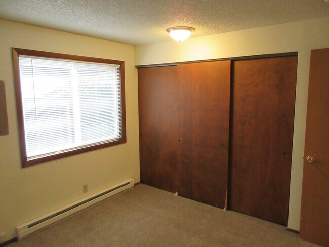 Building Photo - One Bedroom Apartment Close to Downtown